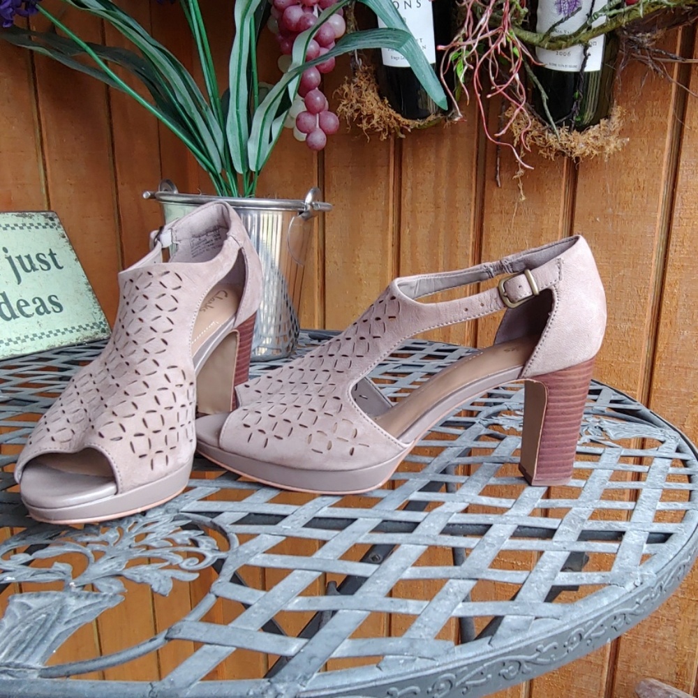 Clark's artisan peep toe heeled shoe size 9m